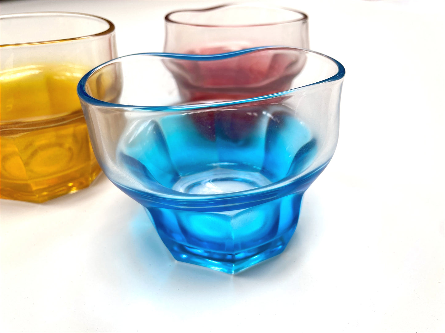 OPYLEE fancy drinking glasses in blue, gold and red