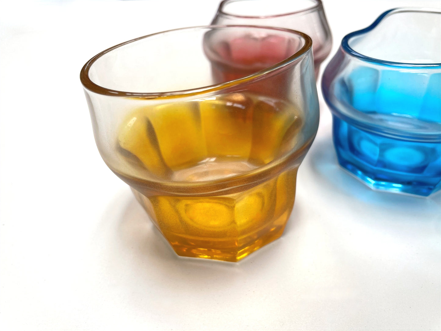 OPYLEE fancy drinking glasses in blue, gold and red