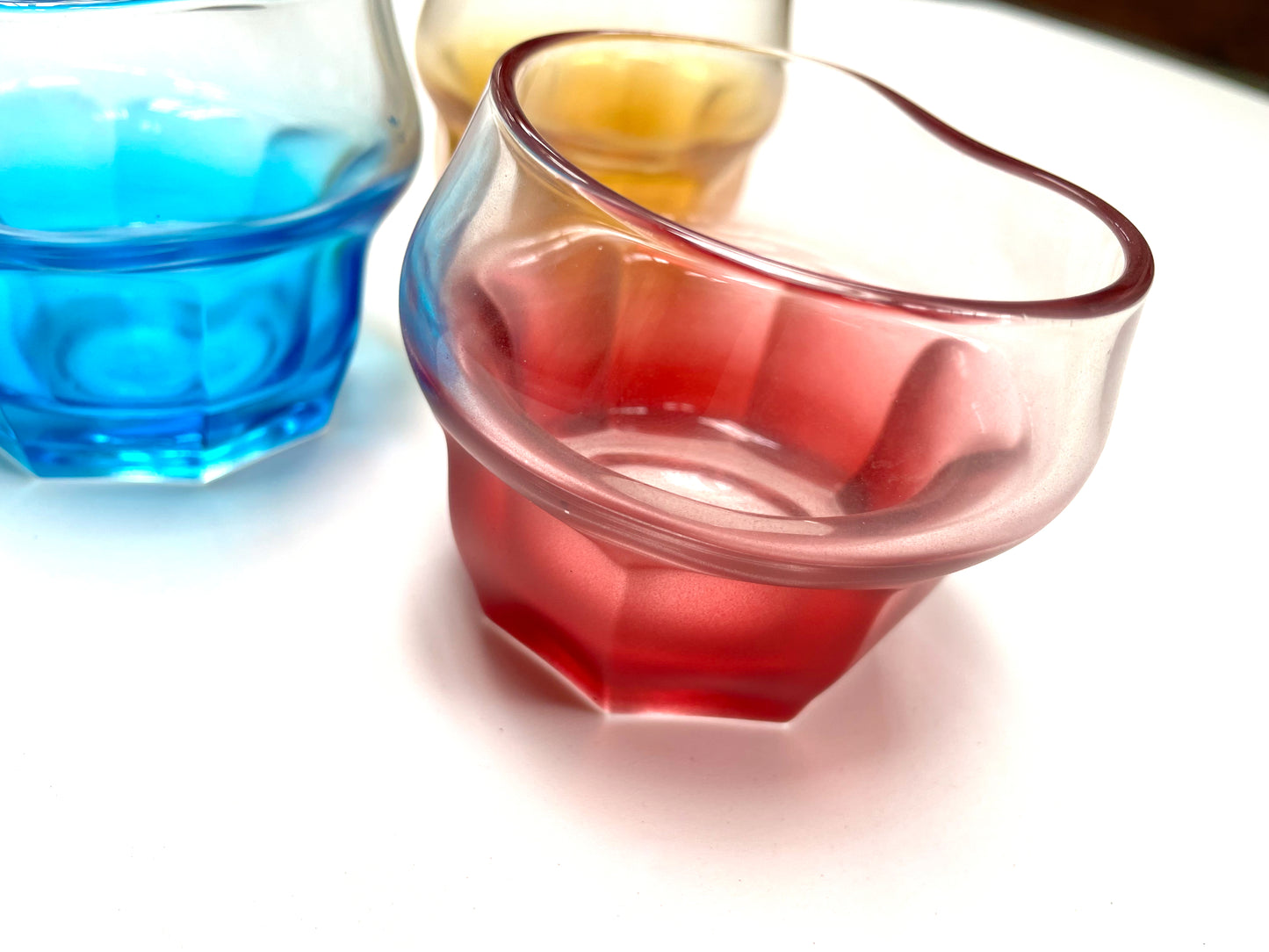 OPYLEE fancy drinking glasses in blue, gold and red