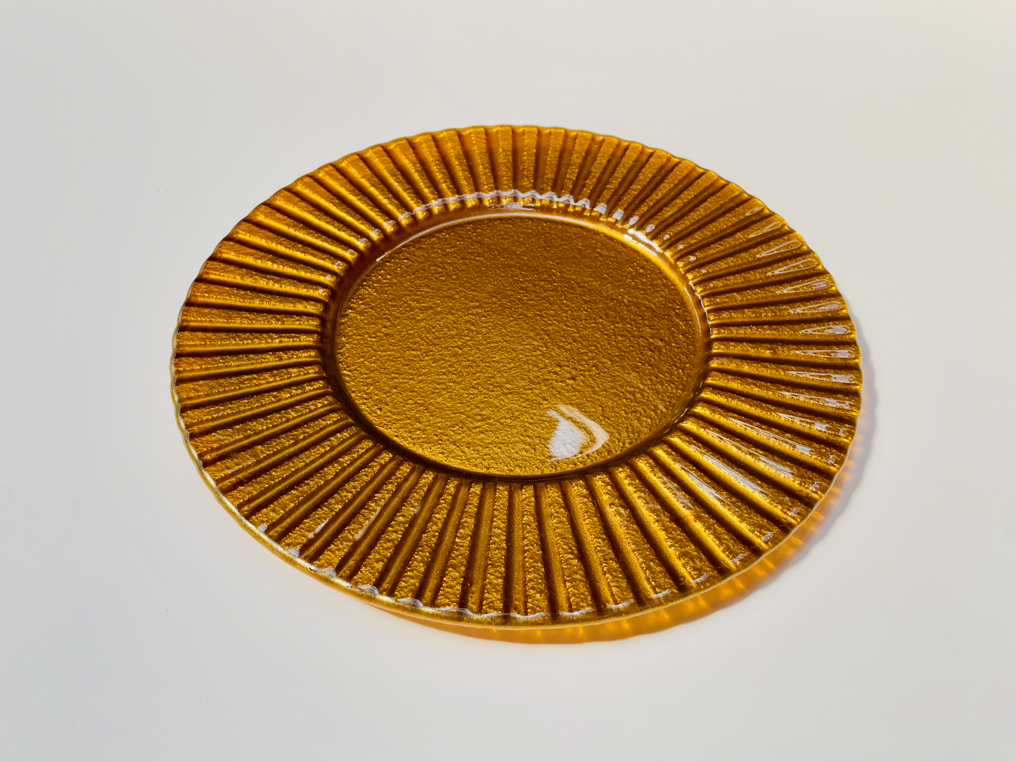 NUBIS design round plate d30 cm glass decorated with golden color