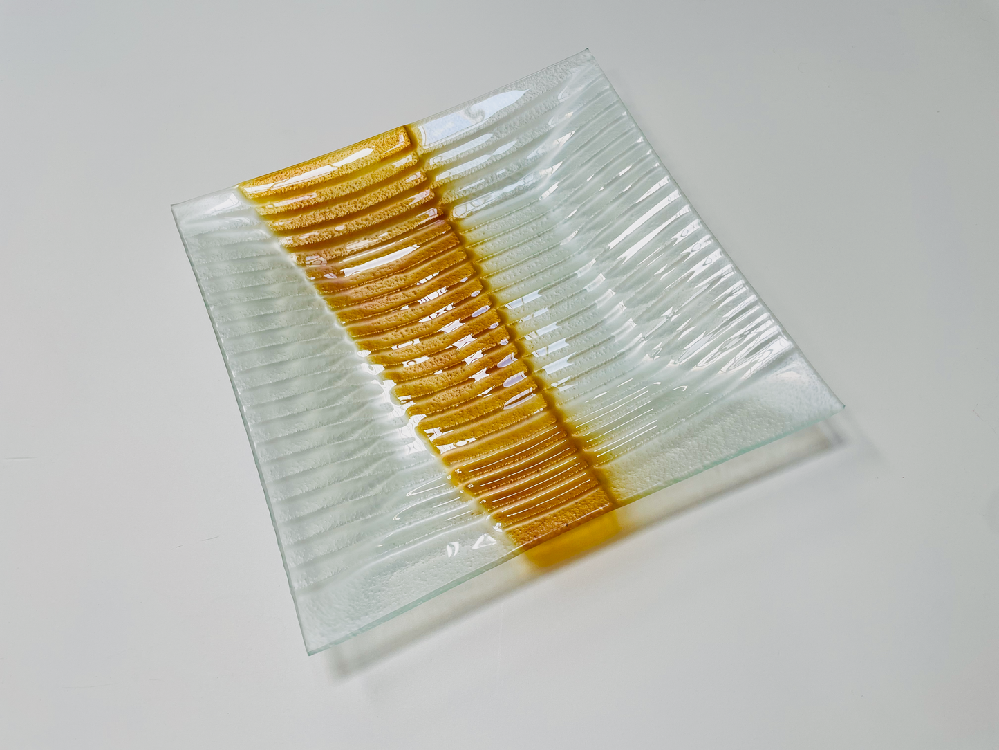 STAP design glass plate 33 x 33 cm pearl white with honey gold color decoration