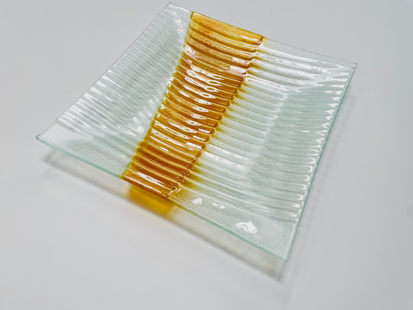 STAP design glass plate 33 x 33 cm pearl white with honey gold color decoration