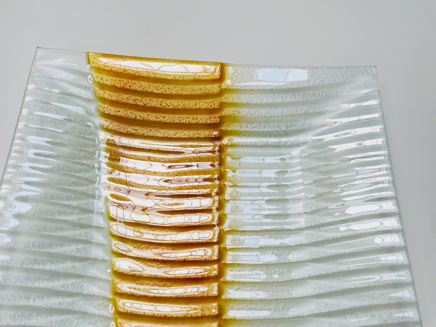 STAP design glass plate 33 x 33 cm pearl white with honey gold color decoration