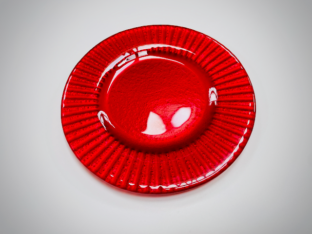 NUBIS design round plate d20 cm glass decorated with red metallic color
