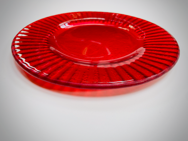 NUBIS design round plate d20 cm glass decorated with red metallic color