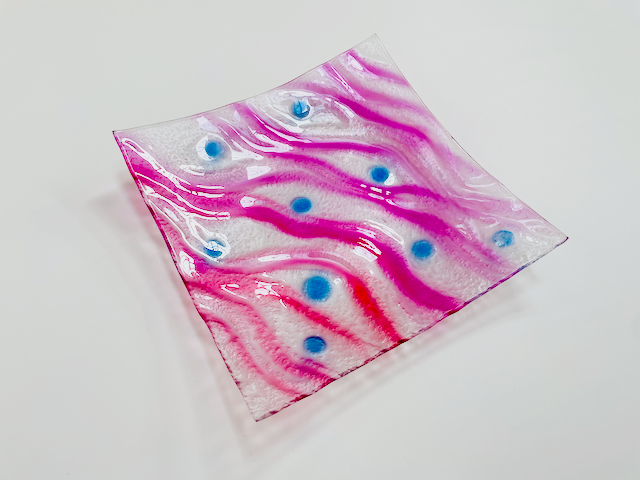 VODA square glass fruit bowl 30x30 cm decorated with blue and magenta colors