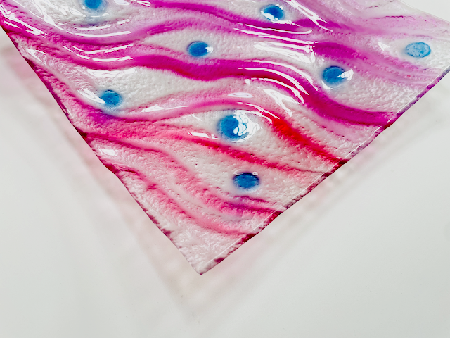 VODA square glass fruit bowl 30x30 cm decorated with blue and magenta colors