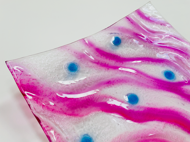 VODA square glass fruit bowl 30x30 cm decorated with blue and magenta colors