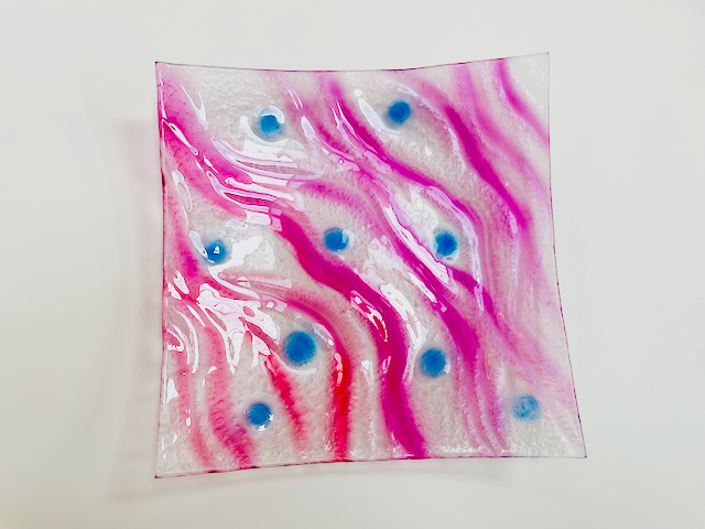 VODA square glass fruit bowl 30x30 cm decorated with blue and magenta colors