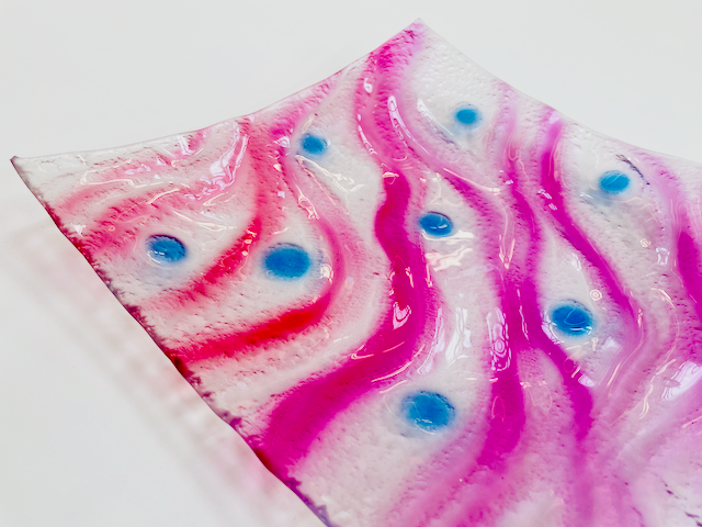 VODA square glass fruit bowl 30x30 cm decorated with blue and magenta colors