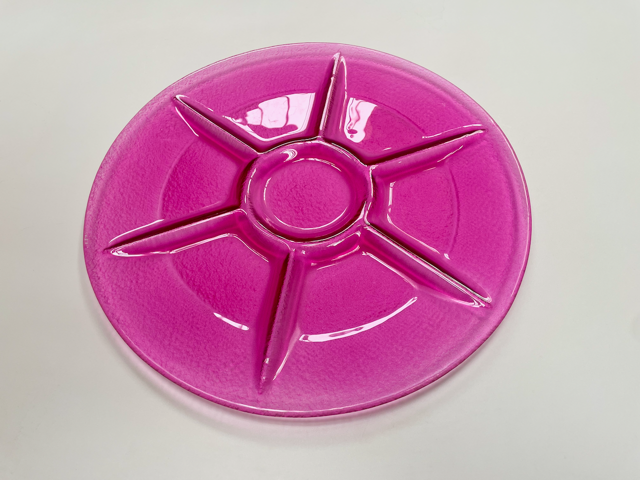 ROTO glass serving plate d39 cm decorated with plum color