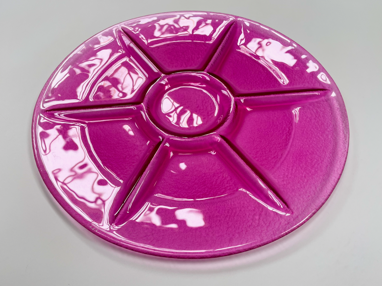 ROTO glass serving plate d39 cm decorated with plum color