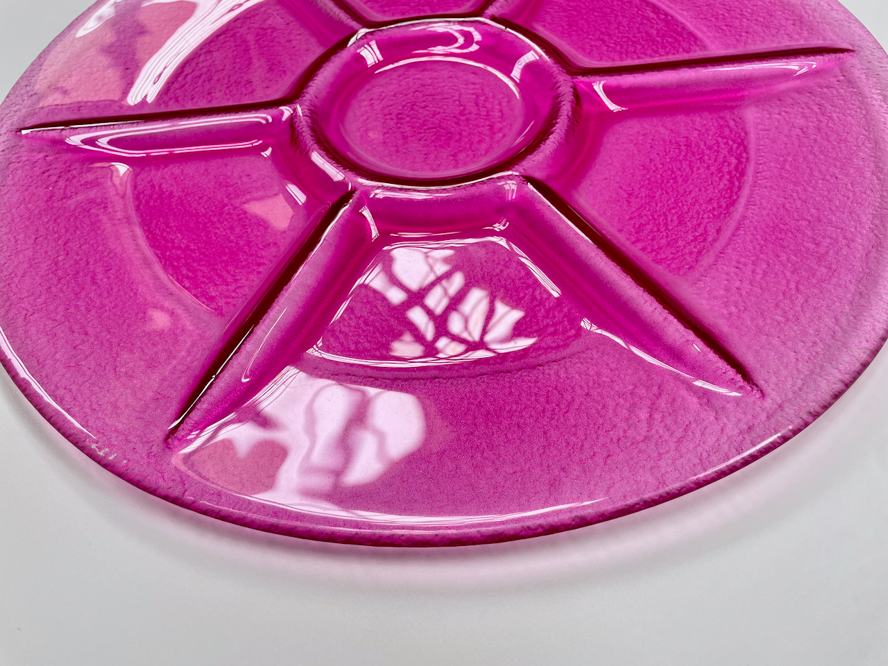ROTO glass serving plate d39 cm decorated with plum color
