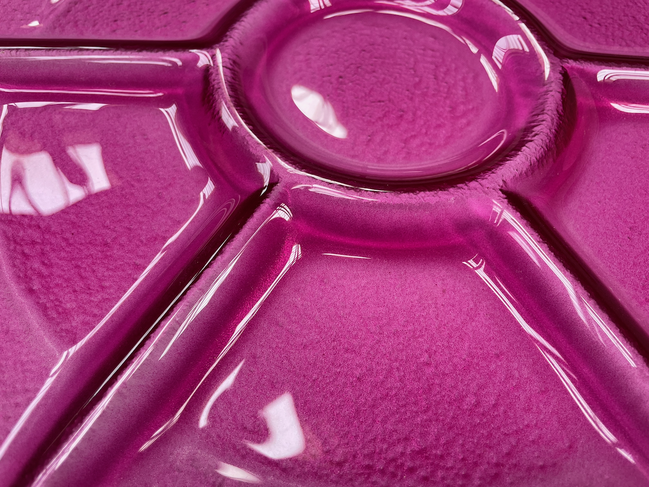 ROTO glass serving plate d39 cm decorated with plum color