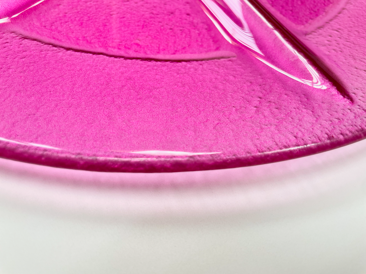 ROTO glass serving plate d39 cm decorated with plum color