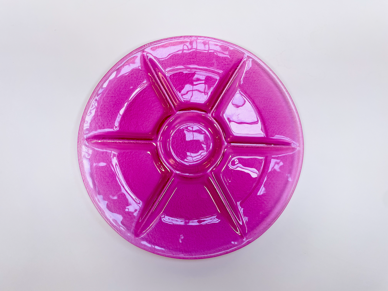 ROTO glass serving plate d39 cm decorated with plum color